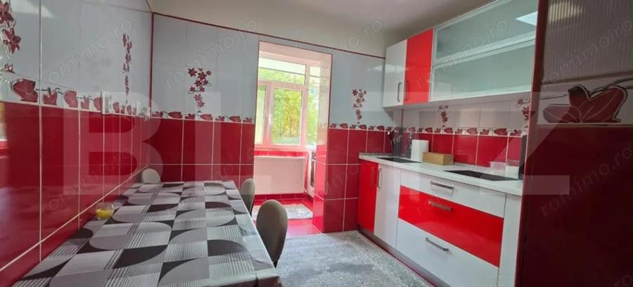 Apartament cu 3 camere decomandat, mobilat în Micro 3