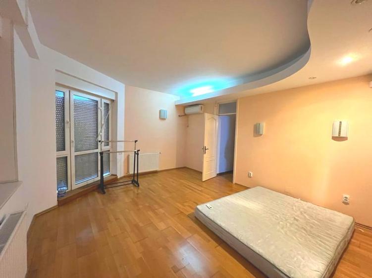 Casă individuală cu 10 camere cu Canalizare în Faleza Nord