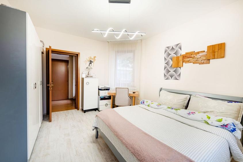 Casă cu 7 camere cu Canalizare în Central