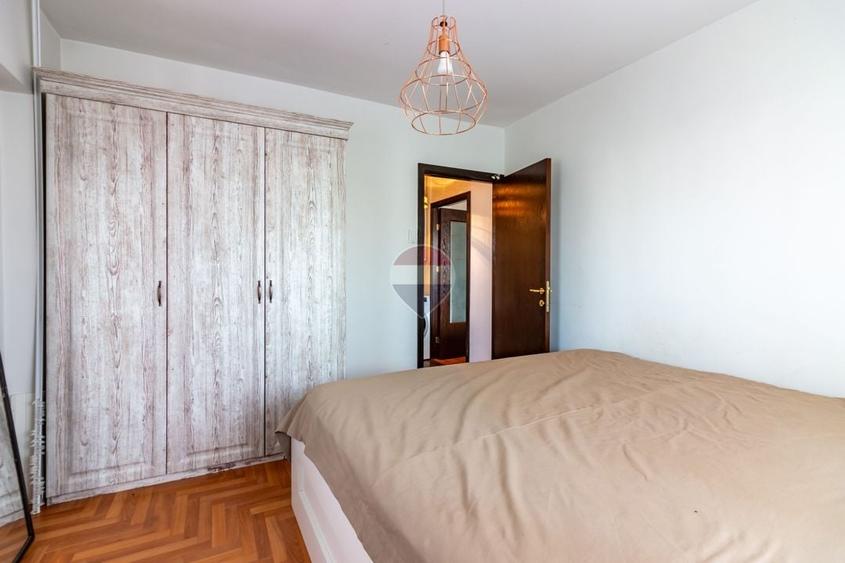 Apartament cu 3 camere semidecomandat, mobilat în Drumul Sării