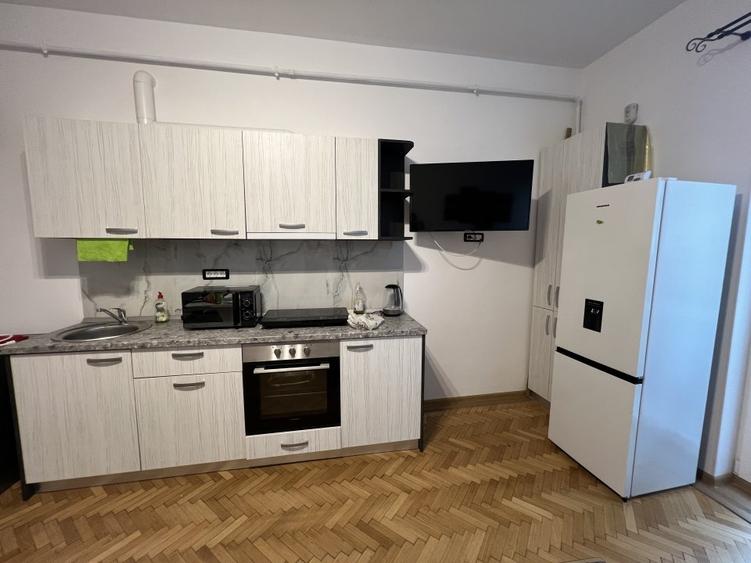 Apartament cu 3 camere semidecomandat, mobilat în Gara de Nord