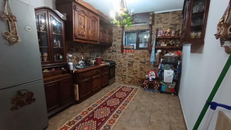Casă individuală cu 4 camere cu Canalizare în Bariera Vâlcii