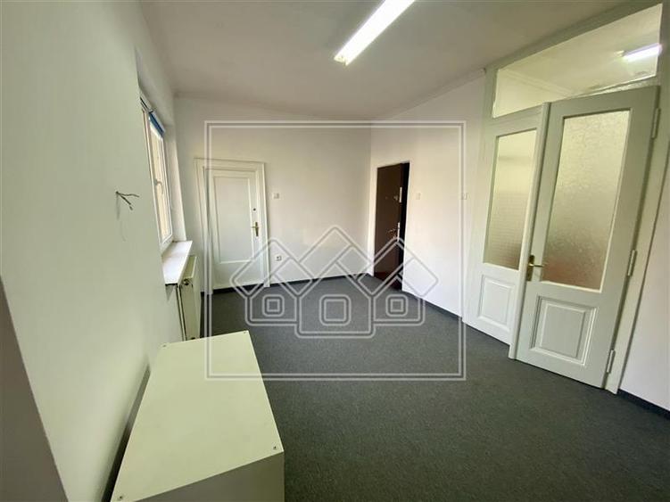 Birou, de 80 mp, în Central