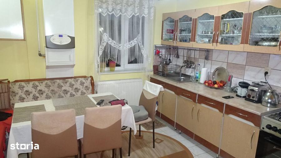 Apartament cu 3 camere decomandat în Scărișoara