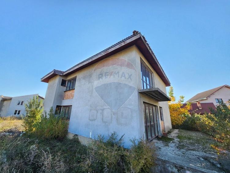 Casă individuală cu 5 camere cu Teren 446 Mp în Aviației