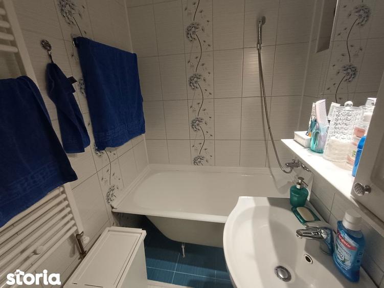 Apartament cu 3 camere, mobilat în Tei