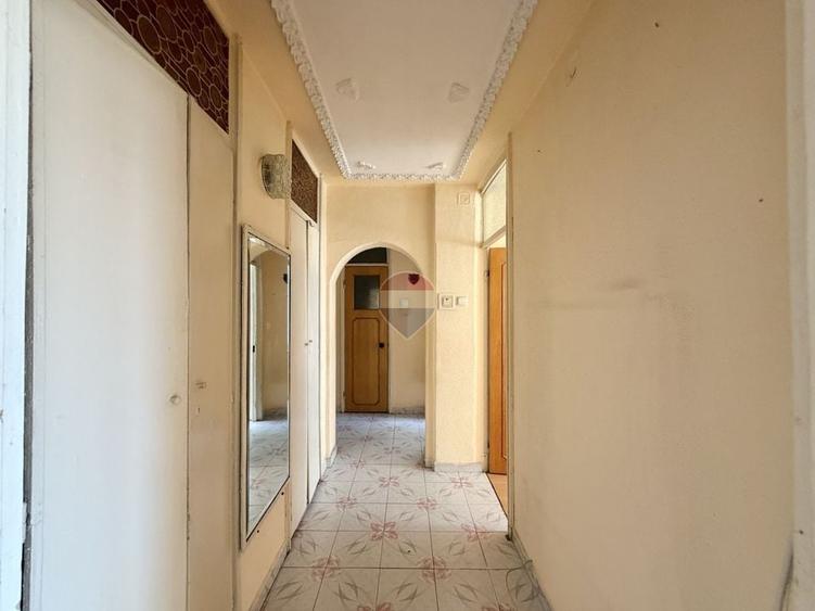 Apartament cu 3 camere semidecomandat în Iancului