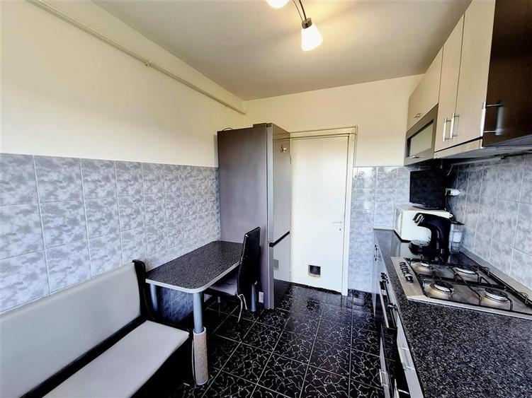 Apartament cu 3 camere semidecomandat în Tătărași