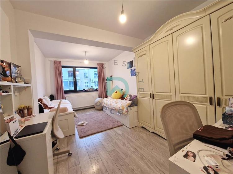 Apartament cu 3 camere decomandat în Tractorul