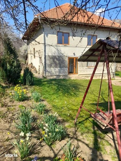 Casă cu 6 camere cu Teren 2559 Mp în Peștișani