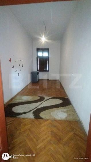 Casă cu 7 camere cu Teren 100 Mp în Central