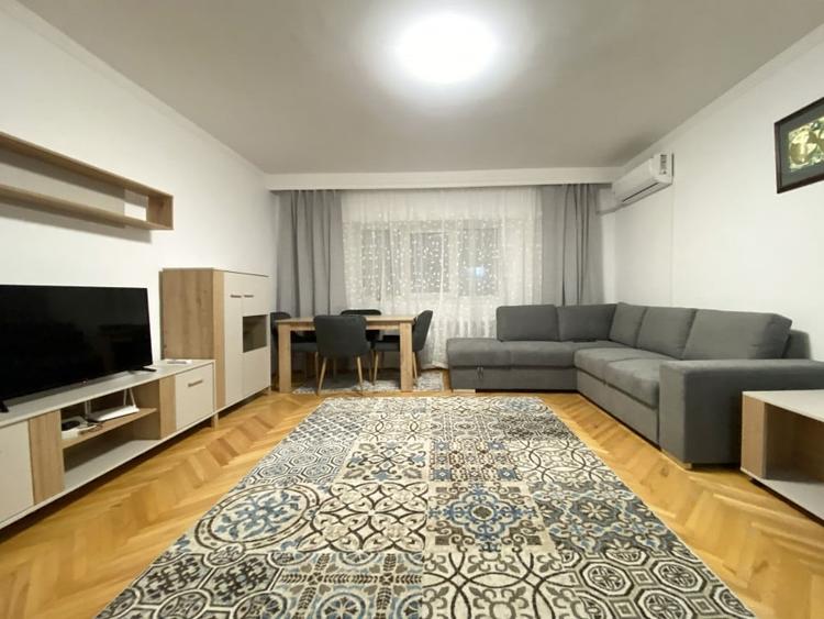 Apartament cu 3 camere decomandat, mobilat în Faleza Nord