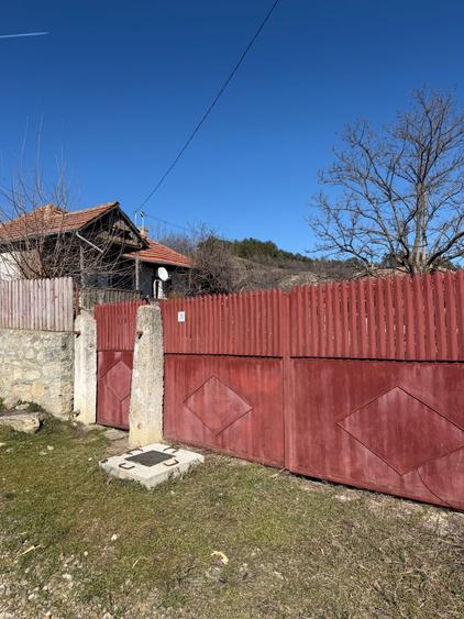 Casă cu 4 camere în Pietroasele