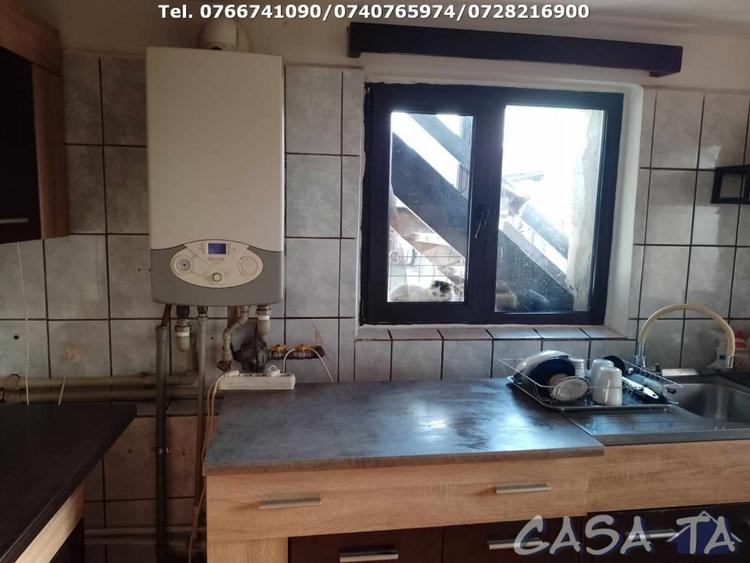 Casă individuală cu 6 camere cu Canalizare în Central