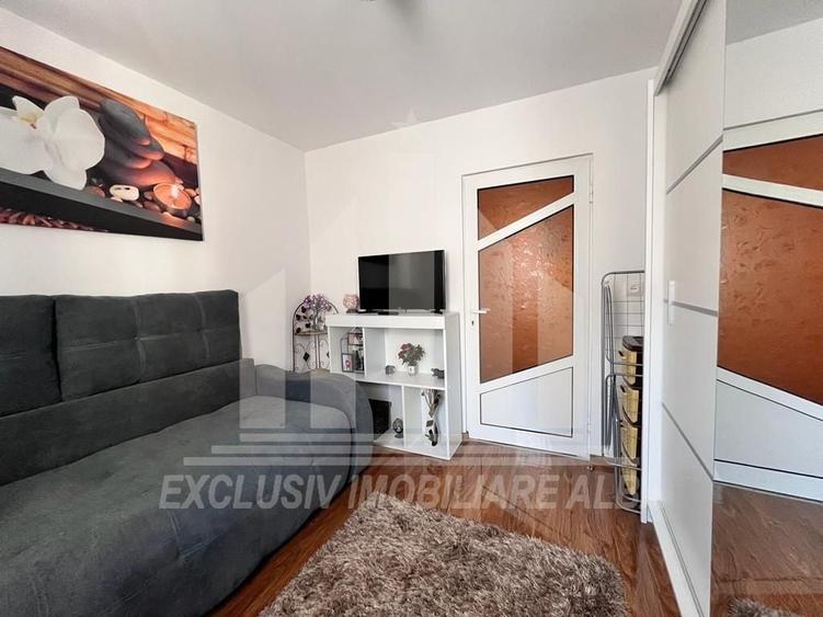 Apartament cu 3 camere semidecomandat în Cetate