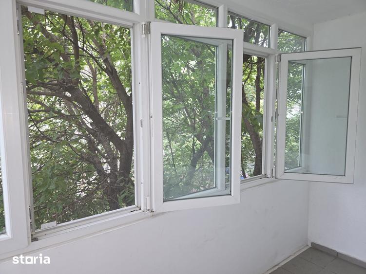 Apartament cu 3 camere decomandat, mobilat în Vitan
