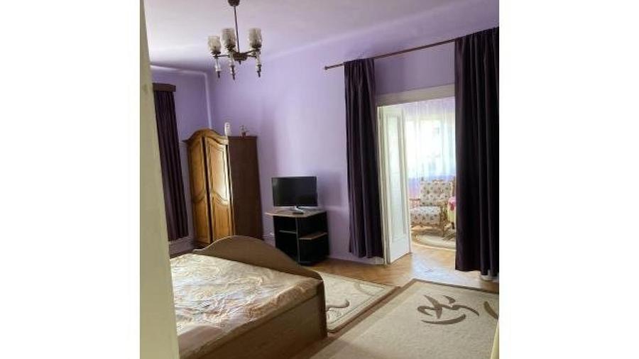 Casă individuală cu 10 camere cu Teren 1200 Mp în Central