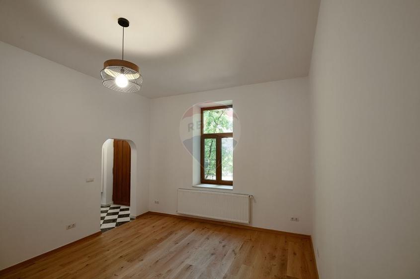 Birou, de 106 mp, în Central