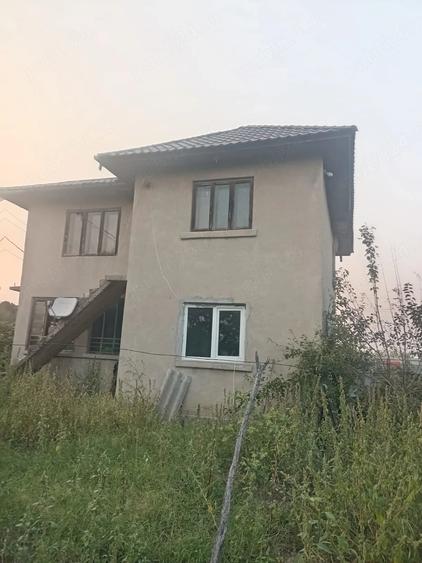 Casă cu 8 camere cu Teren 6000 Mp în Bărăști