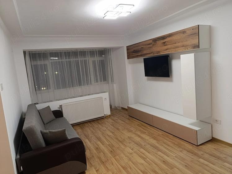 Apartament cu 3 camere semidecomandat în Independenței