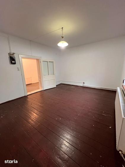 Casă cu 5 camere cu Teren 446 Mp în Florilor