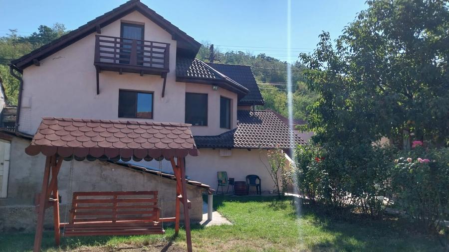 Casă individuală cu 4 camere cu Garaj în Săliștea