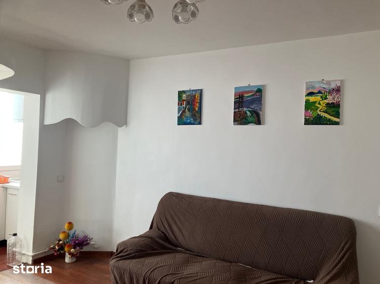 Apartament cu 3 camere decomandat în Tei