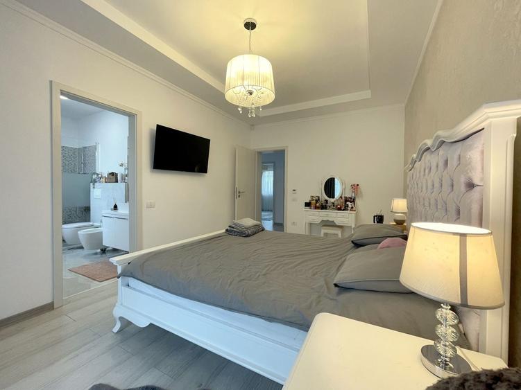 Casă individuală cu 5 camere cu Canalizare în Aradului