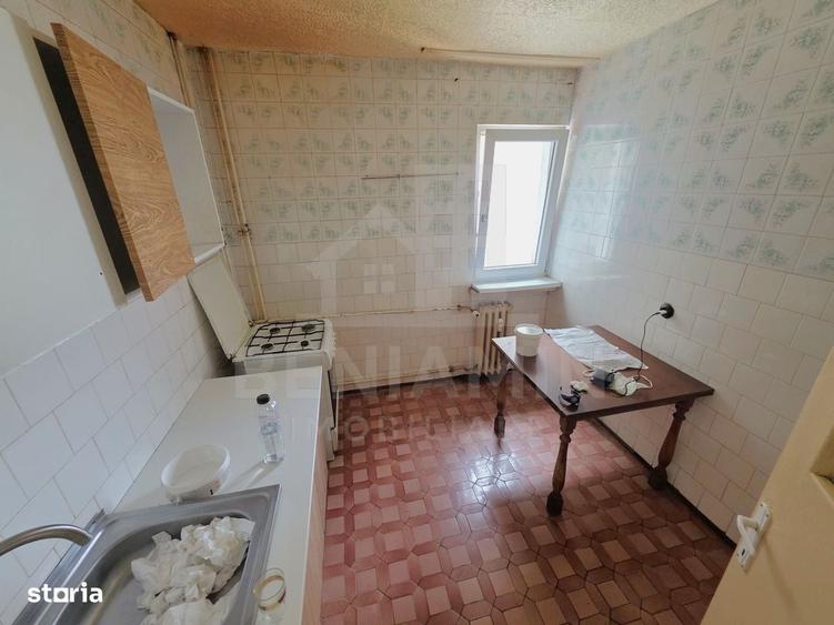 Apartament cu 4 camere semidecomandat în Calea București