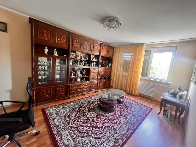 Apartament cu 3 camere decomandat, mobilat în Berceni