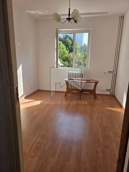 Apartament cu 3 camere semidecomandat, mobilat în Berceni
