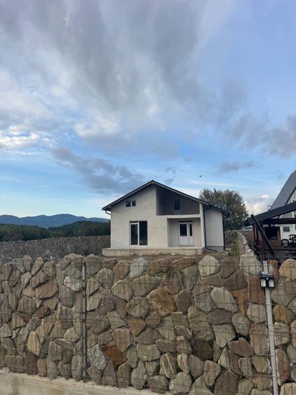 Casă cu 4 camere în Teișani