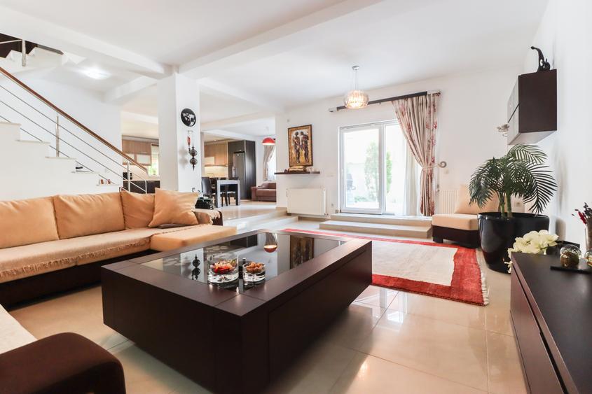 Duplex cu 4 camere cu Canalizare în 1 Decembrie