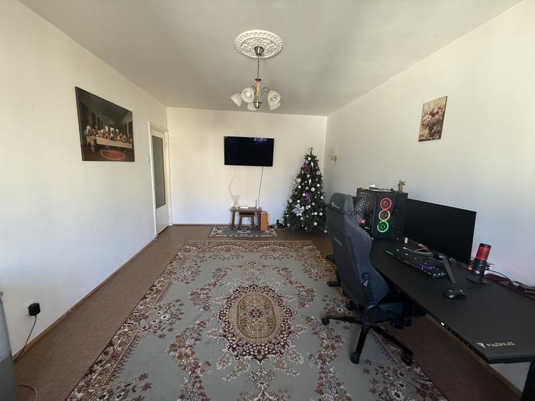 Apartament cu 3 camere decomandat în Piața Centrală