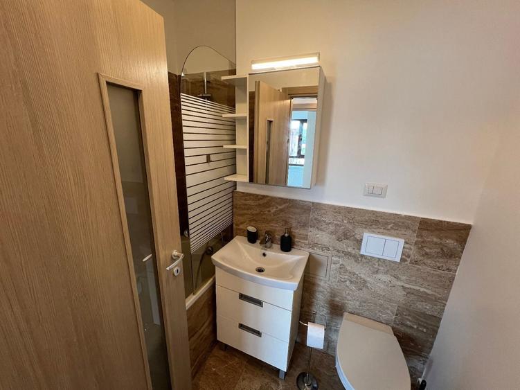 Apartament cu 3 camere decomandat în Nicolina