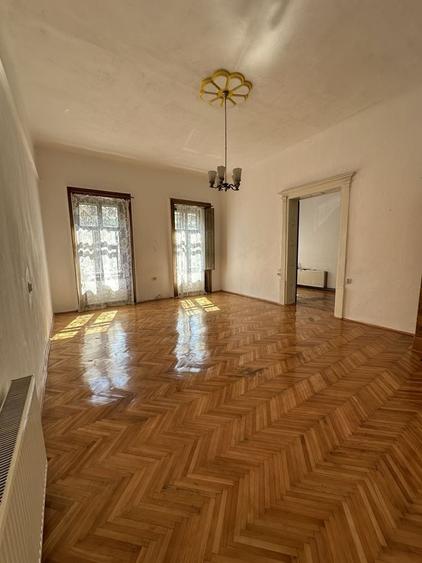Casă cu 4 camere în Central