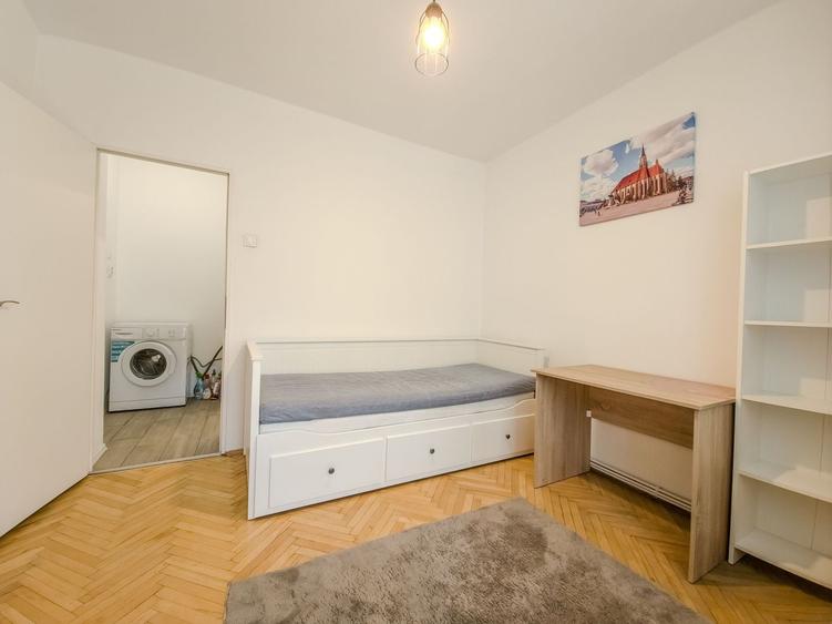 Apartament cu 3 camere decomandat, mobilat în Central