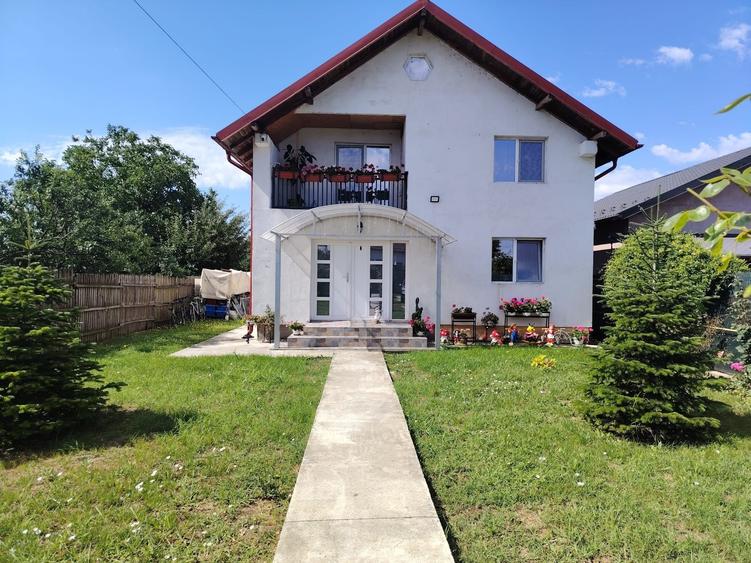Casă cu 4 camere în Catane