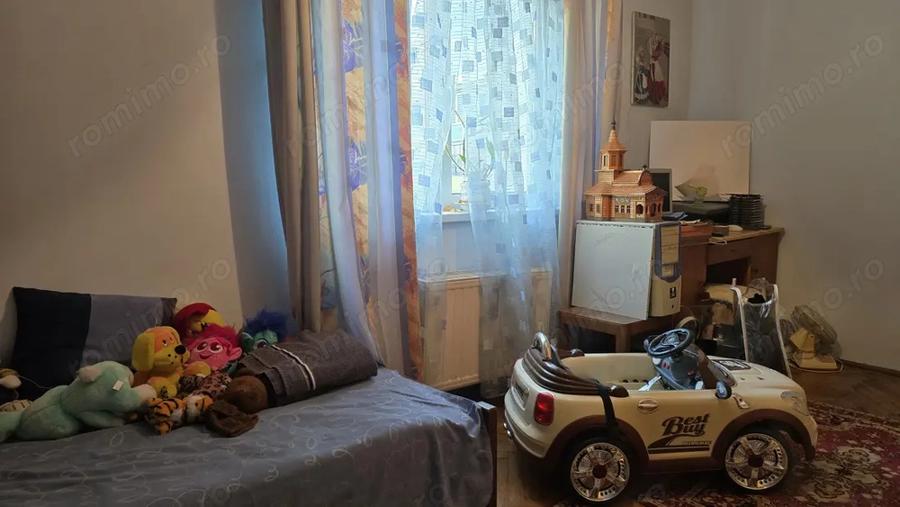 Apartament cu 4 camere semidecomandat în Gojdu
