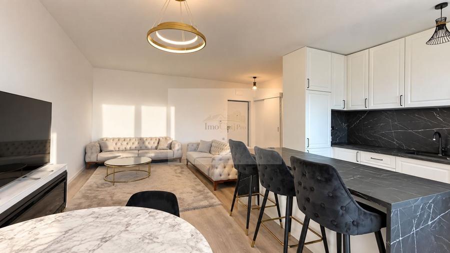 Apartament cu 3 camere semidecomandat, mobilat în Central