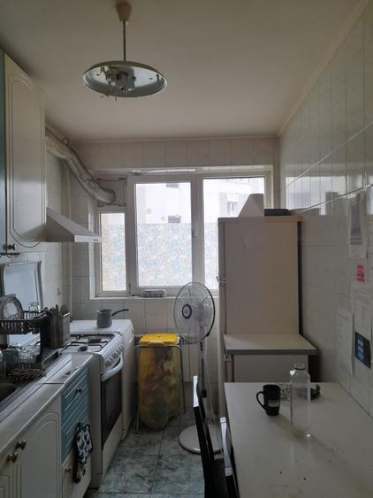 Apartament cu 3 camere semidecomandat, mobilat în Iancului