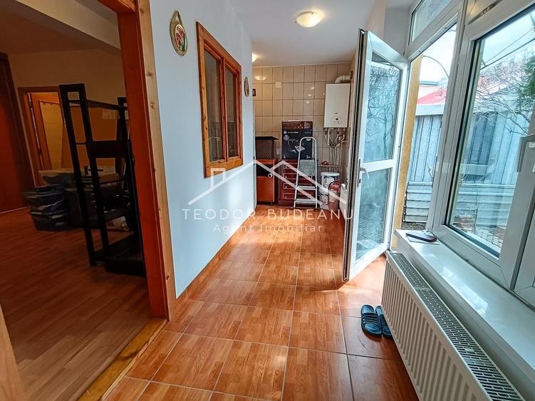 Casă individuală cu 6 camere cu Canalizare în Crângași