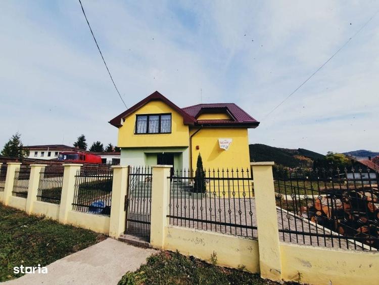 Casă cu 4 camere în Mociu