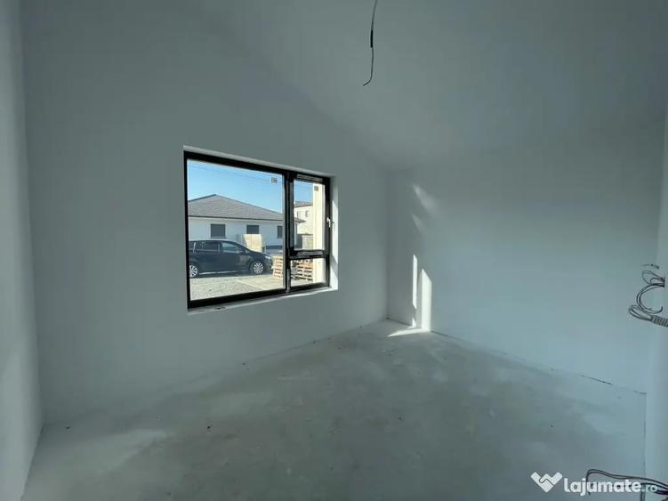 Casă cu 6 camere cu Teren 420 Mp în Ghiroda