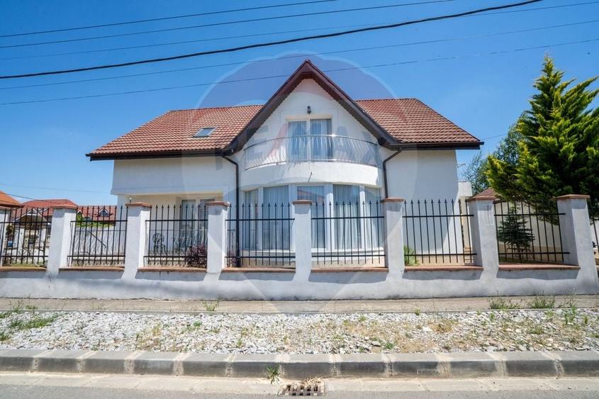 Casă individuală cu 6 camere cu Teren 514 Mp în Sânmartin
