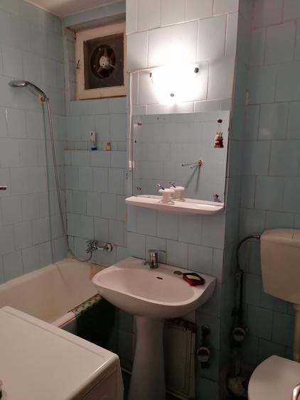 Apartament cu 3 camere semidecomandat în Obor
