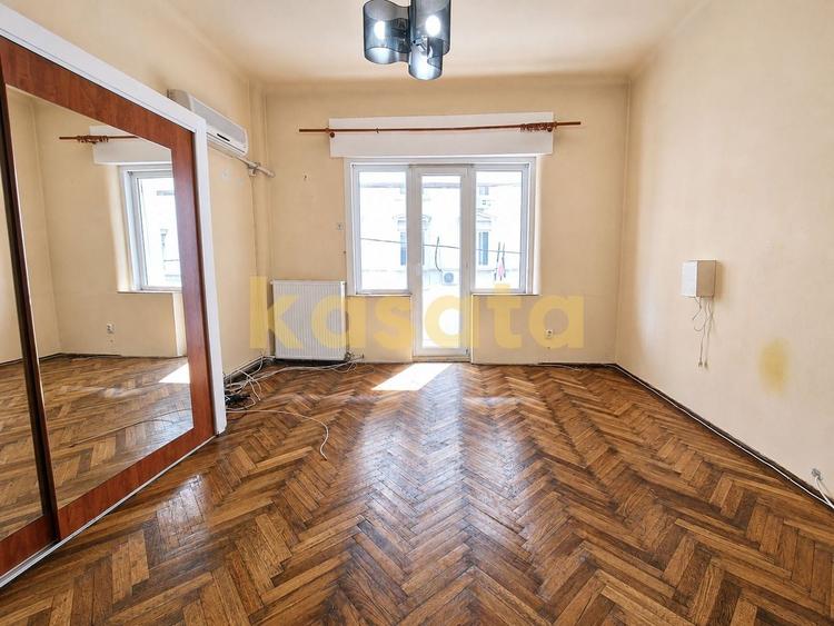 Apartament cu 4 camere semidecomandat în P-ța Romană