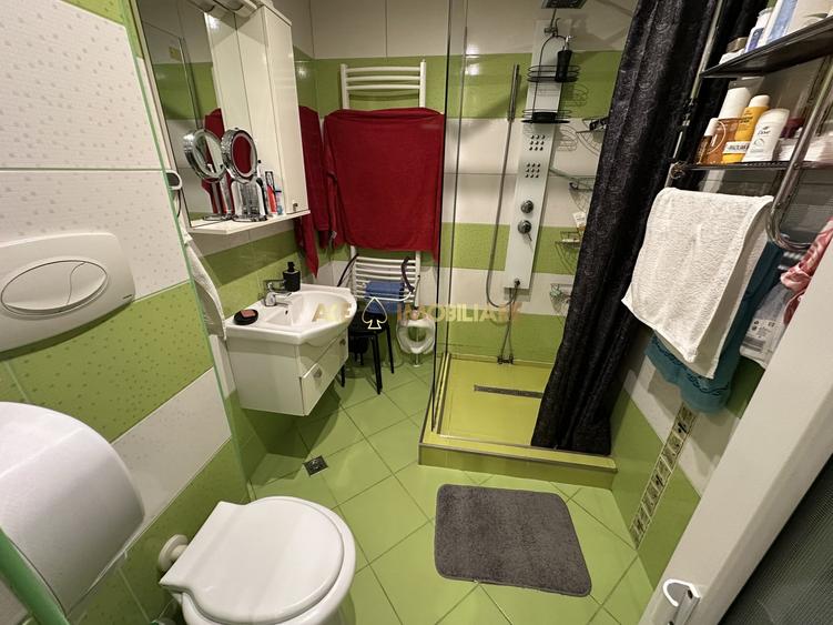 Apartament cu 3 camere semidecomandat, mobilat în Vitan
