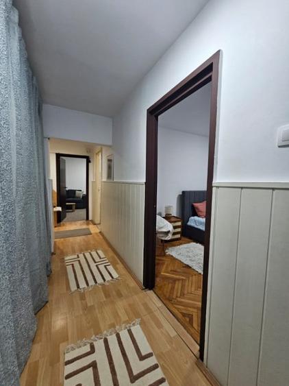 Apartament cu 3 camere decomandat în Piața Centrală