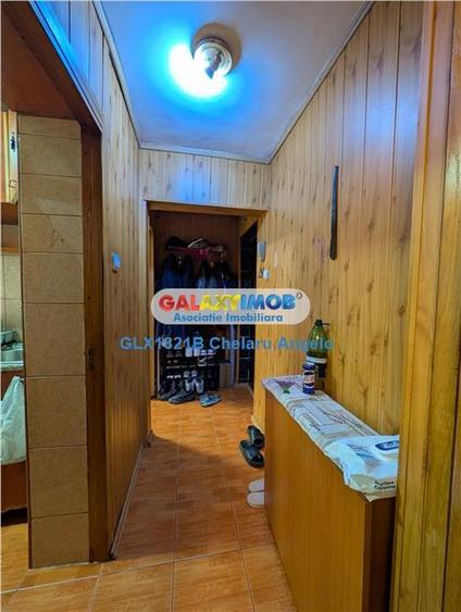 Apartament cu 3 camere semidecomandat în Berceni